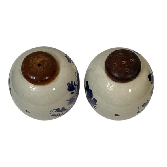 Vintage Delft Blue Salt & Pepper Shakers Holland Netherlands Flower Wood Top 2.5 - Picture 7 of 10